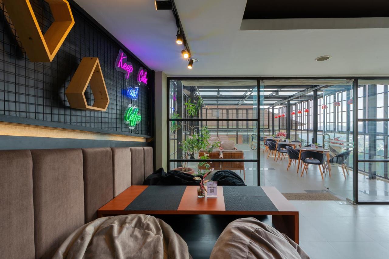 Nava Hotel Tawangmangu Extérieur photo