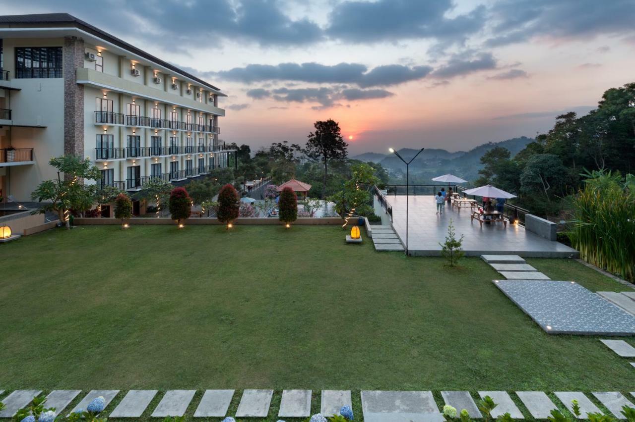 Nava Hotel Tawangmangu Extérieur photo