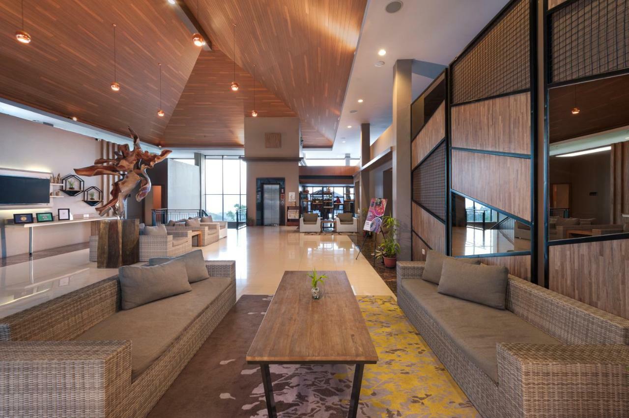 Nava Hotel Tawangmangu Extérieur photo