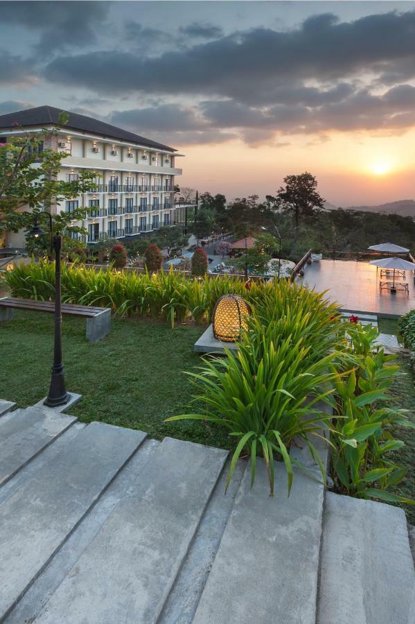 Nava Hotel Tawangmangu Extérieur photo