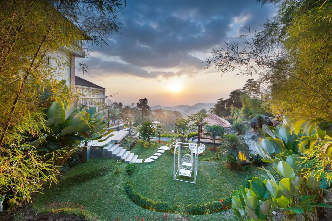 Nava Hotel Tawangmangu Extérieur photo